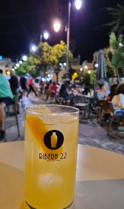 Cóctel de Ribera22 en la terraza con la Plaza del Cabildo de fondo