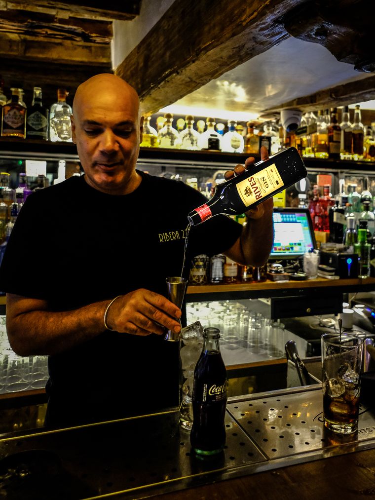 Bartender de Ribera22 sirviendo detrás de la barra