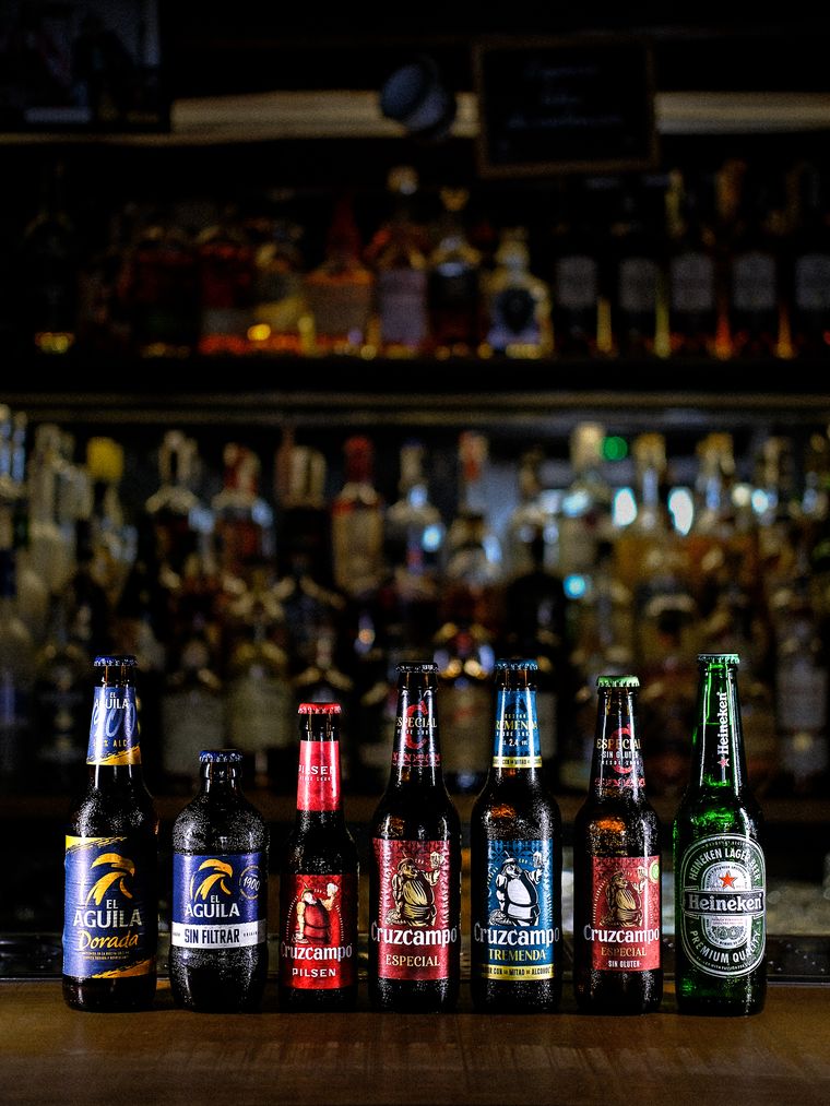 Botellas de cerveza delante del botellero iluminado