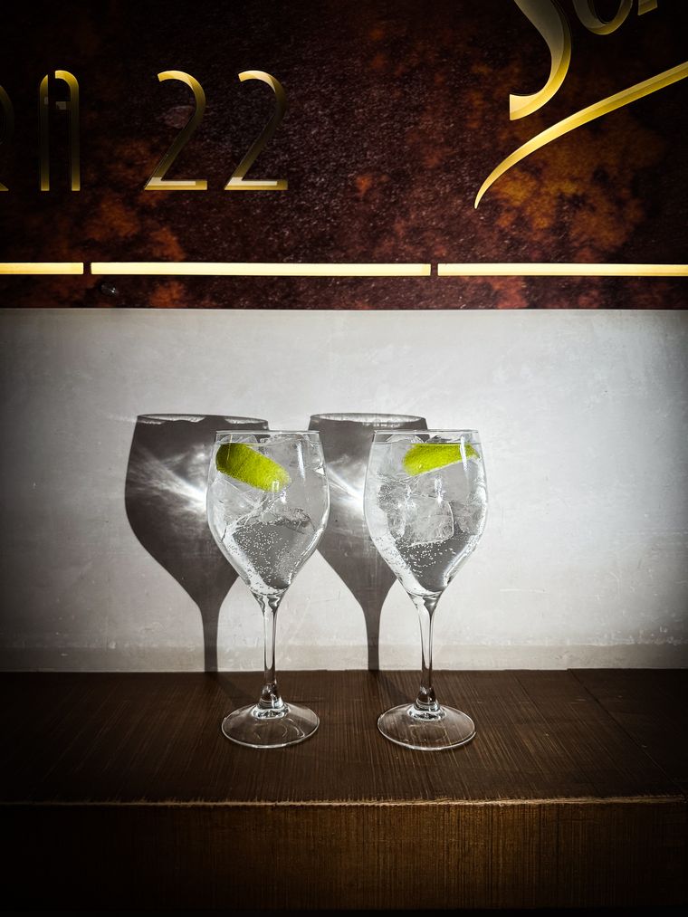 Tres copas de balón preparadas con hielo y lima