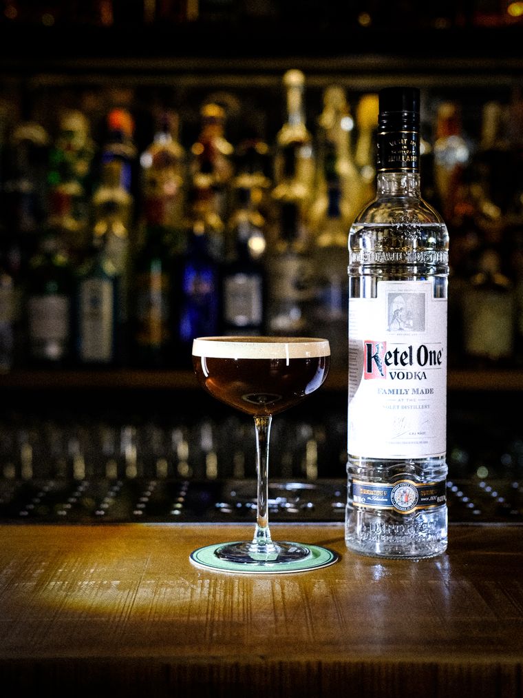 Espresso Martini junto a la botella de vodka