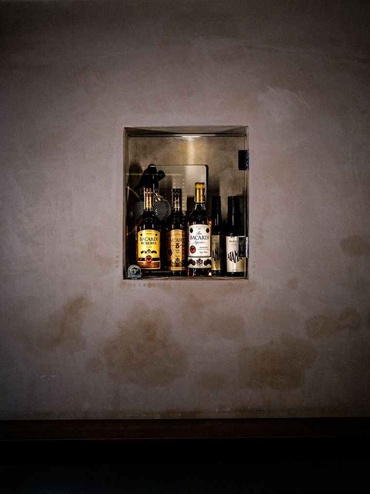 Hornacina de piedra con botellas seleccionadas