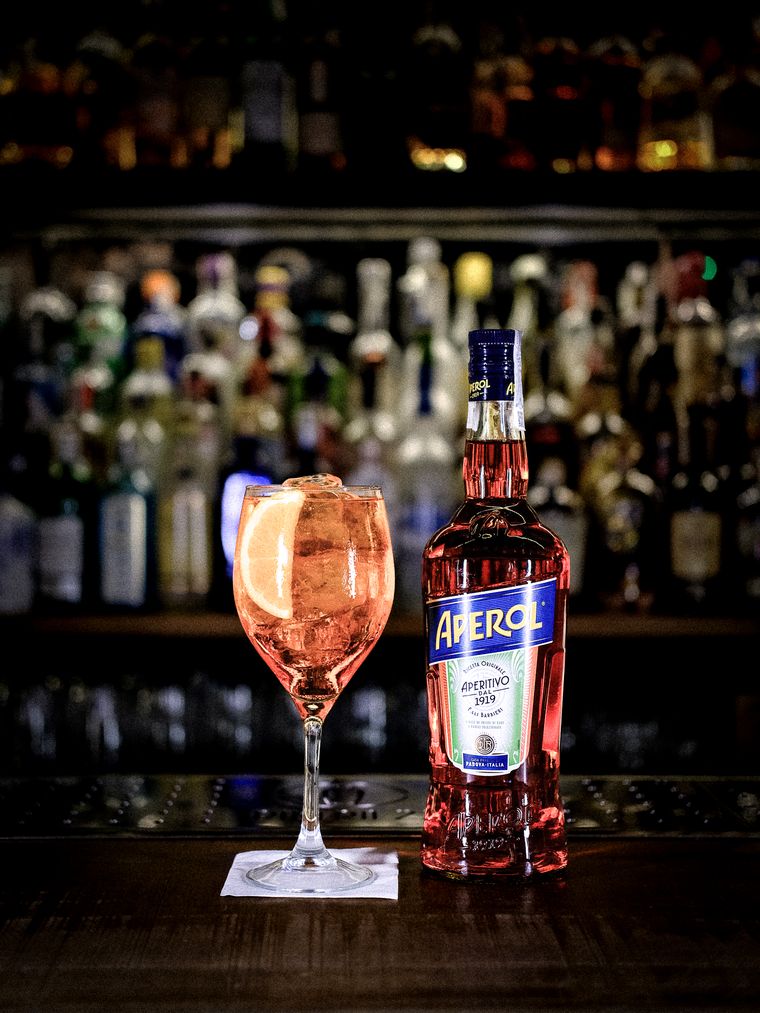 Spritz con naranja deshidratada sobre la barra