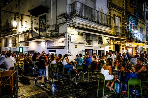 Terraza de Ribera22 llena de gente en la Plaza del Cabildo de noche